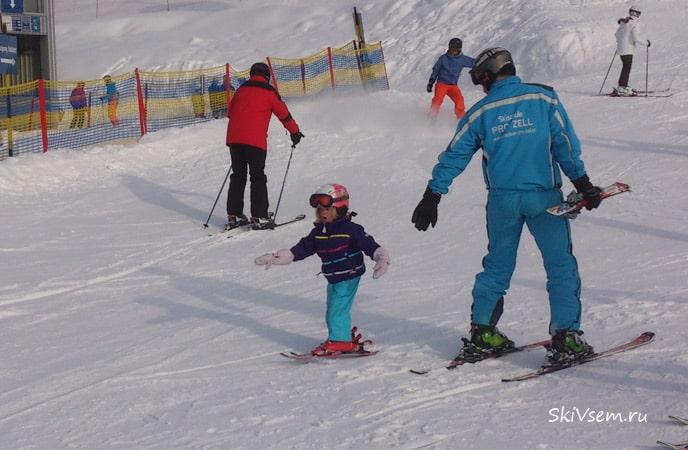 Дети встают на горные лыжи